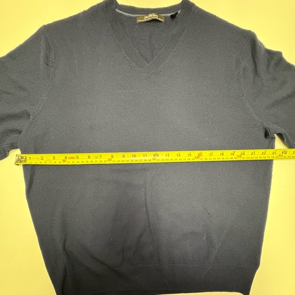 Saks Fifth Avenue 100% Merino Wool V-Neck Sweater Navy Blue New Condition Soft - Picture 5 of 8